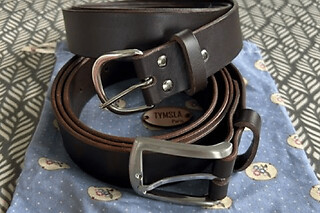 Atelier de maroquinerie d'une ceinture à Paris