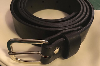 Atelier de maroquinerie d'une ceinture à Paris