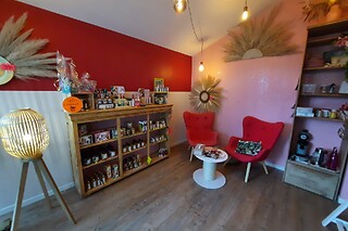 Une pose de vernis semi-permanent pour les mains et un kit de limes à ongles chez Ozé By Impress'ongles à Benet (85)
