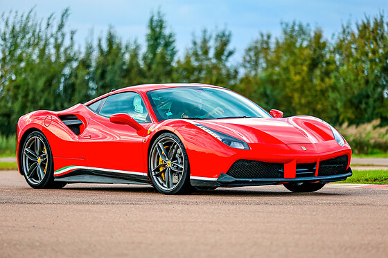 Découverte Ferrari 488 GTB (2 tours) sur le Circuit compétition de Nogaro (3.6km)
