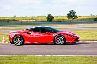 Découverte Ferrari F8 Tributo (4 tours) sur le Circuit de la Ferté Gaucher (2.0km)