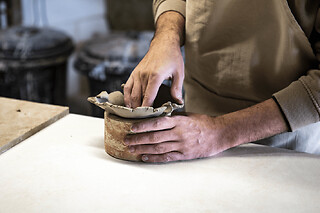 Atelier céramique modelage d'un mug près de Tours (37)