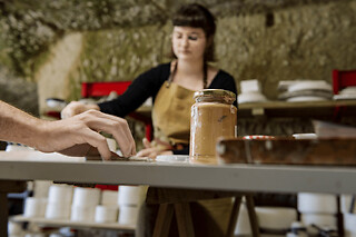 Atelier céramique modelage d'un mug près de Tours (37)