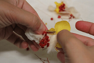 Atelier boucles d'oreilles en fleurs séchées à Marseille 5ème