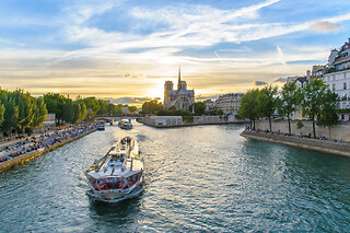 Croisière promenade sur la Seine par les Bateaux-Mouches Paris - Enfant