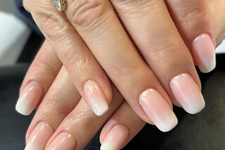 Une pose de vernis semi-permanent pour les mains chez Belle du Lac à Epagny Metz-Tessy (74)