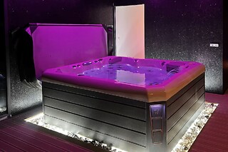 Un accès au spa avec bain à remous, sauna et piscine privative en duo au spa La Fenardière à Marck (62)