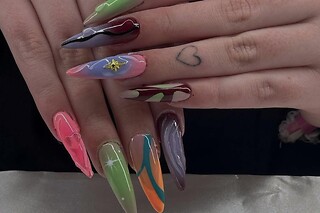 Pose américaine avec nail art pour les mains chez BadPeach Nails à Magenta (51)