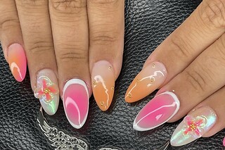 Pose américaine avec nail art pour les mains chez BadPeach Nails à Magenta (51)