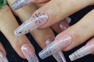 Une manucure avec pose de capsules, de vernis semi-permanent et un nail art chez Les griffes de Lilith à Vence (06)