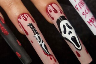 Une manucure avec pose de capsules, de vernis semi-permanent et un nail art chez Les griffes de Lilith à Vence (06)