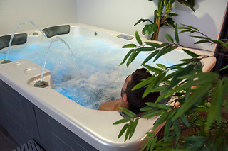 Un accès au spa avec bain à remous privatisé en duo chez Suite & Spa No Idem à Nîmes (30)
